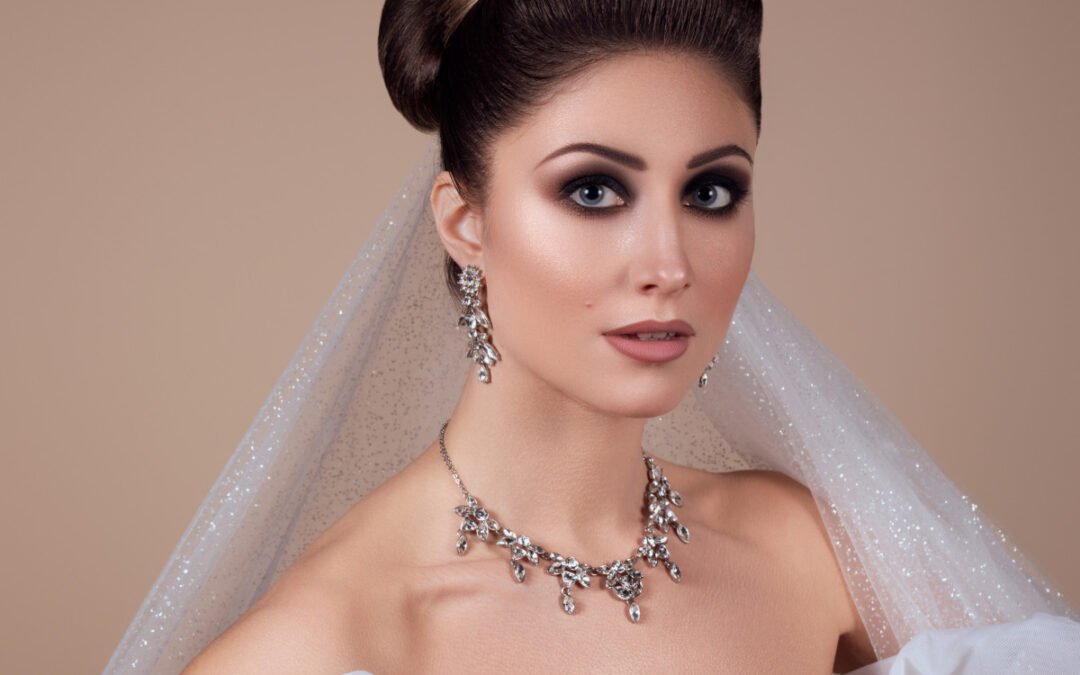 Corso acconciature sposa in Veneto: crea look da favola Vuoi specializzarti nelle acconciature per matrimoni e offrire un servizio esclusivo alle tue clienti? Il corso acconciatura sposa in Veneto ti permetterà di acquisire tutte le competenze necessarie per realizzare pettinature sofisticate ed eleganti. Durante il corso, imparerai a creare look personalizzati, lavorando su raccolti, onde morbide e intrecci, perfetti per ogni tipo di cerimonia. Grazie a un approccio pratico e mirato, svilupperai le abilità necessarie per soddisfare ogni esigenza delle future spose. Il corso è pensato per un massimo di 10 partecipanti, garantendo un’attenzione personalizzata da parte dei docenti. Alla fine della formazione, riceverai un attestato di partecipazione e avrai l’opportunità di partecipare a un servizio fotografico, utile per promuovere il tuo lavoro. Se vuoi fare carriera nel mondo dell’hairstyling matrimoniale, questa è la tua occasione: iscriviti ora e inizia il tuo percorso professionale!